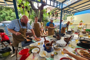 Thailändsk matlagningskurs och marknadstur med fruktprovning