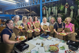 Thailändsk matlagningskurs och marknadstur med fruktprovning