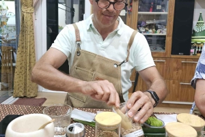 Thailändsk matlagningskurs och marknadstur med fruktprovning