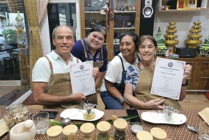 Thailändsk matlagningskurs och marknadstur med fruktprovning