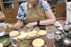 Thailändsk matlagningskurs och marknadstur med fruktprovning