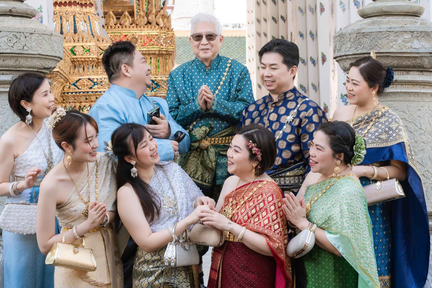 Tajski fotograf kostiumowy w Wat Arun/Pho w Bangkoku