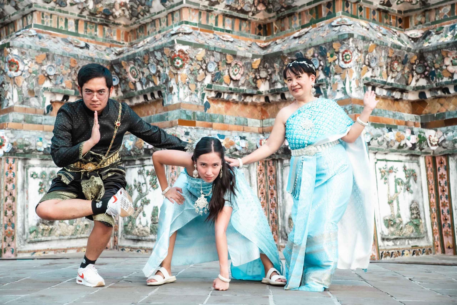 Tajski fotograf kostiumowy w Wat Arun/Pho w Bangkoku