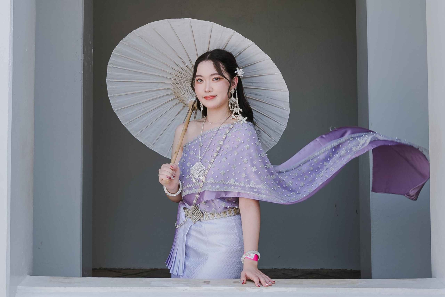 Tajski fotograf kostiumowy w Wat Arun/Pho w Bangkoku