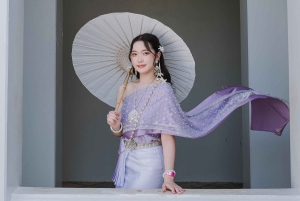 Tajski fotograf kostiumowy w Wat Arun/Pho w Bangkoku