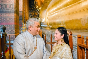 Tajski fotograf kostiumowy w Wat Arun/Pho w Bangkoku