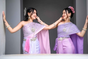 Tajski fotograf kostiumowy w Wat Arun/Pho w Bangkoku