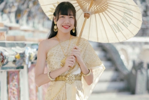 Tajski fotograf kostiumowy w Wat Arun/Pho w Bangkoku