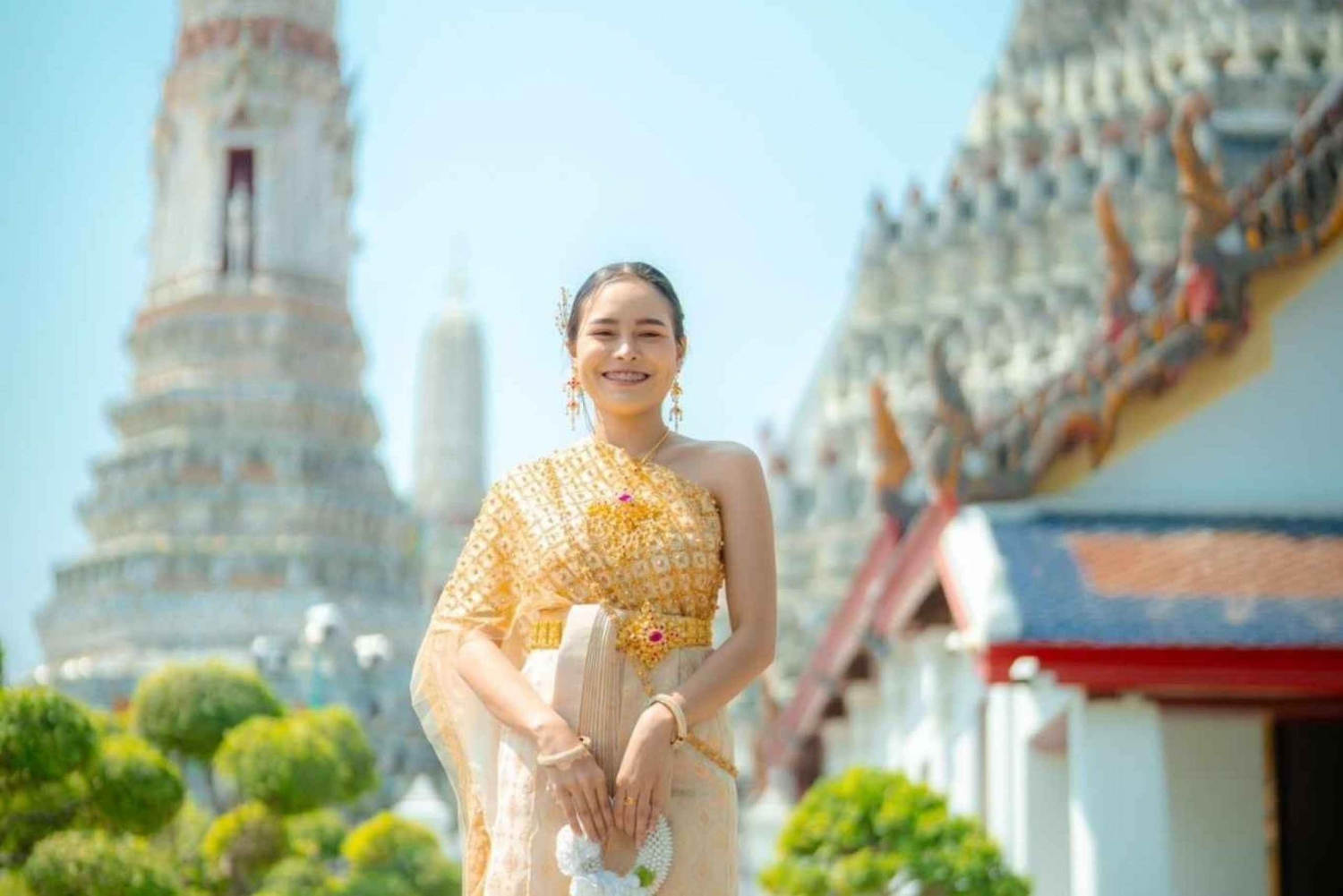 Noleggio di costumi tradizionali thailandesi e acconciature a Wat Arun