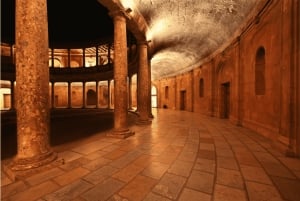 Alhambra: Nasrid Palaces Guided Night Tour uden billetter