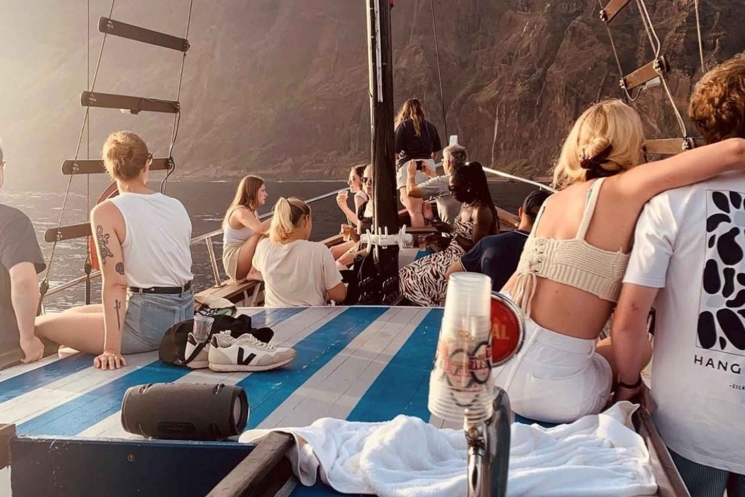 Funchal: tour al atardecer en un barco tradicional madeirense con bebidas