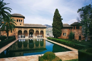 Granada: Alhambra, Alcazaba, and Nasrid Palaces Tour