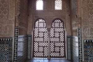 Granada: Alhambra, Alcazaba, and Nasrid Palaces Tour