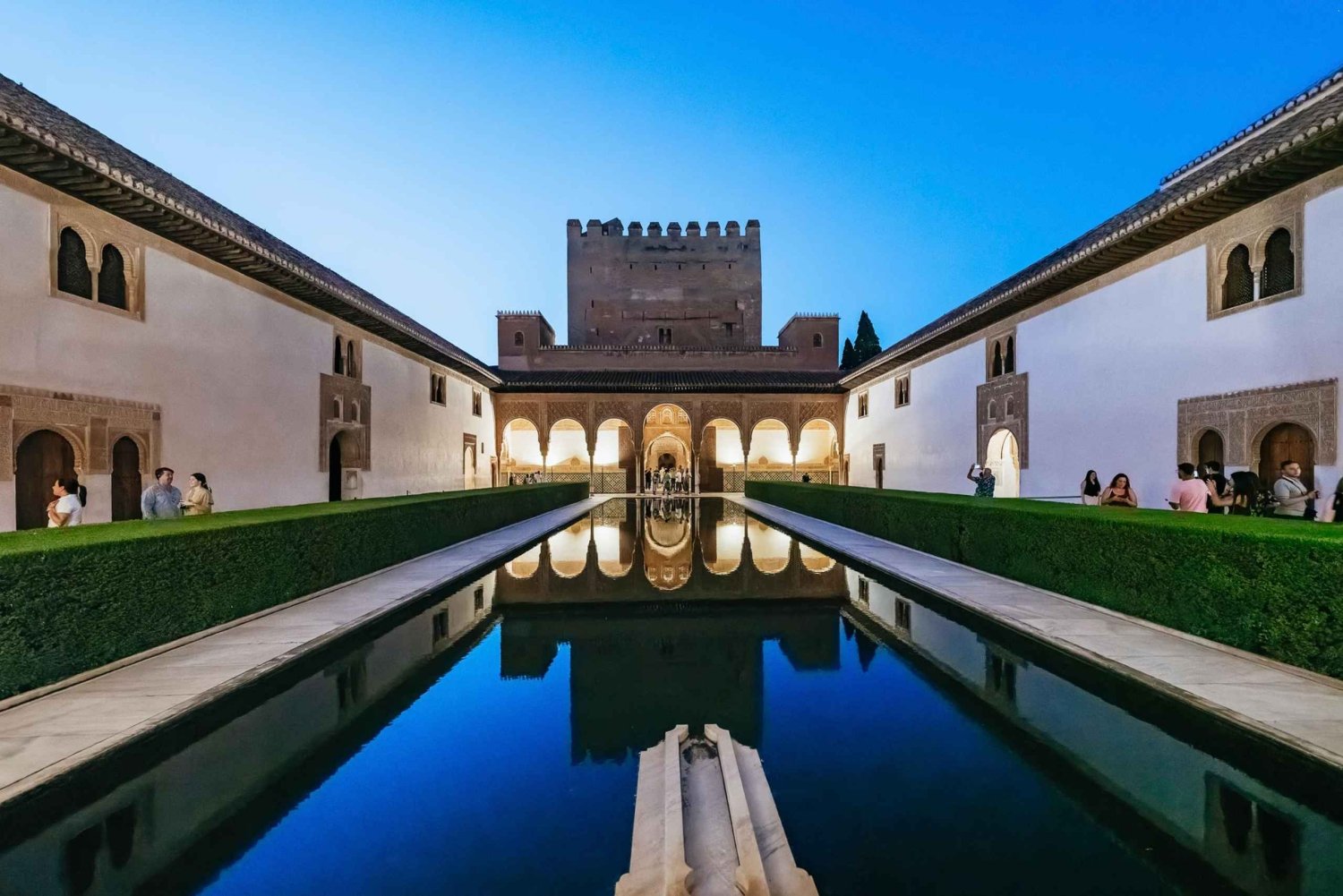Granada: Alhambra und Nasridenpaläste - Geführte Tour bei Nacht