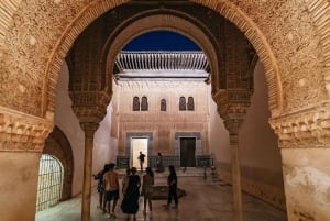 Granada: Alhambra und Nasridenpaläste - Geführte Tour bei Nacht