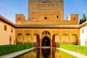 Granada: Tour durch die Alhambra und die Nasridenpaläste ohne Tickets