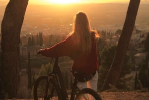 Granada: Vistas de la Alhambra y Sierra Nevada al atardecer en E-Bike