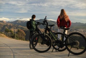 Granada: Vistas de la Alhambra y Sierra Nevada al atardecer en E-Bike