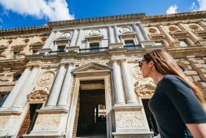 Granada: Alhambra Guided Tour with Nasrid Palaces & Gardens