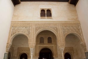 Granada: Tour guiado de la Alhambra con los Palacios Nazaríes