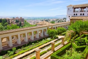 Granada: Alhambra Kleingruppentour mit Nasridenpalästen