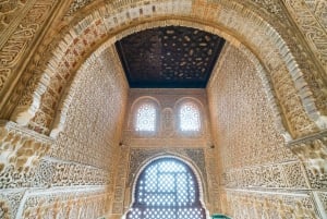Granada: Alhambra Ticket und geführte Tour mit den Nasridenpalästen