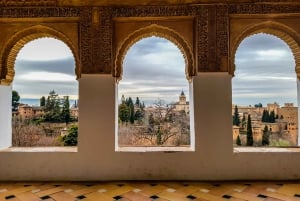 Granada: Prywatna przyspieszona wycieczka po Alhambrze i Albaicin