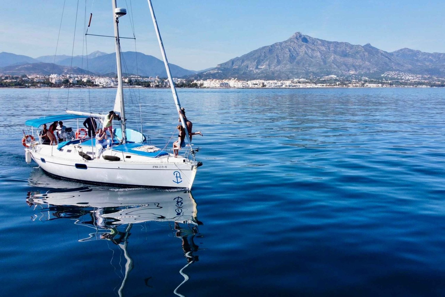 Marbella: Puerto Banús Private Sailing Cruise with Drinks