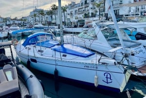 Marbella: Prywatny rejs żaglówką z napojami w Puerto Banús