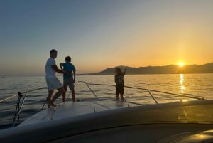 Marbella: Puesta de Sol en Yate Compartido con cava y fresas