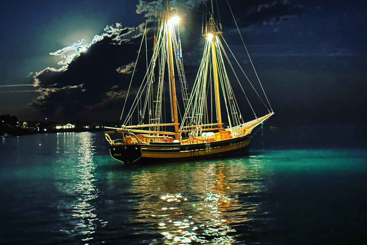 Паламос: прогулка на лодке на закате с бокалом кавы