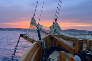 Palamós: tour en barco al atardecer con copa de cava