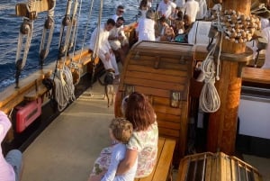 Palamós: tour en barco al atardecer con copa de cava