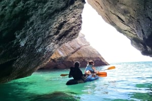 Sesimbra: wycieczka kajakiem z przewodnikiem po parku przyrody Arrabida i jaskiniami