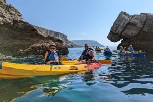 Sesimbra: wycieczka kajakiem z przewodnikiem po parku przyrody Arrabida i jaskiniami
