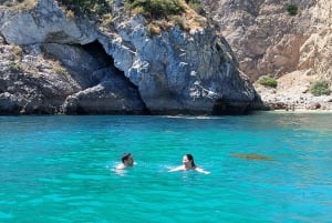 Sesimbra: Private boat trip in the Arrábida Natural Park.