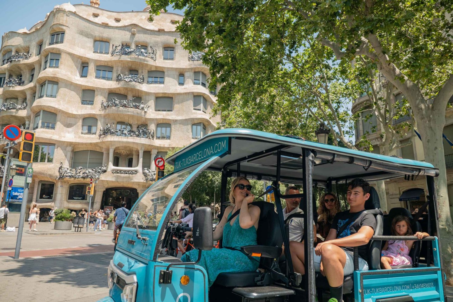 1,5-timmars privat Tuk-Tuk-tur i Barcelona och på stranden