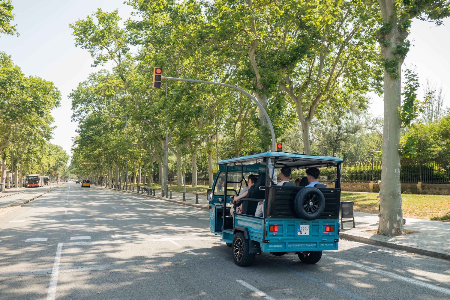 1,5-timmars privat Tuk-Tuk-tur i Barcelona och på stranden