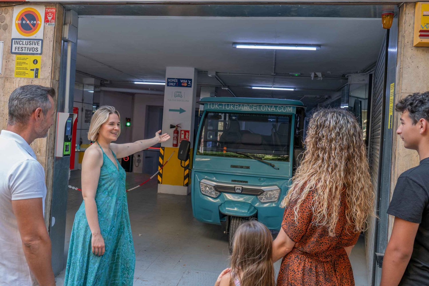 1,5-timmars privat Tuk-Tuk-tur i Barcelona och på stranden