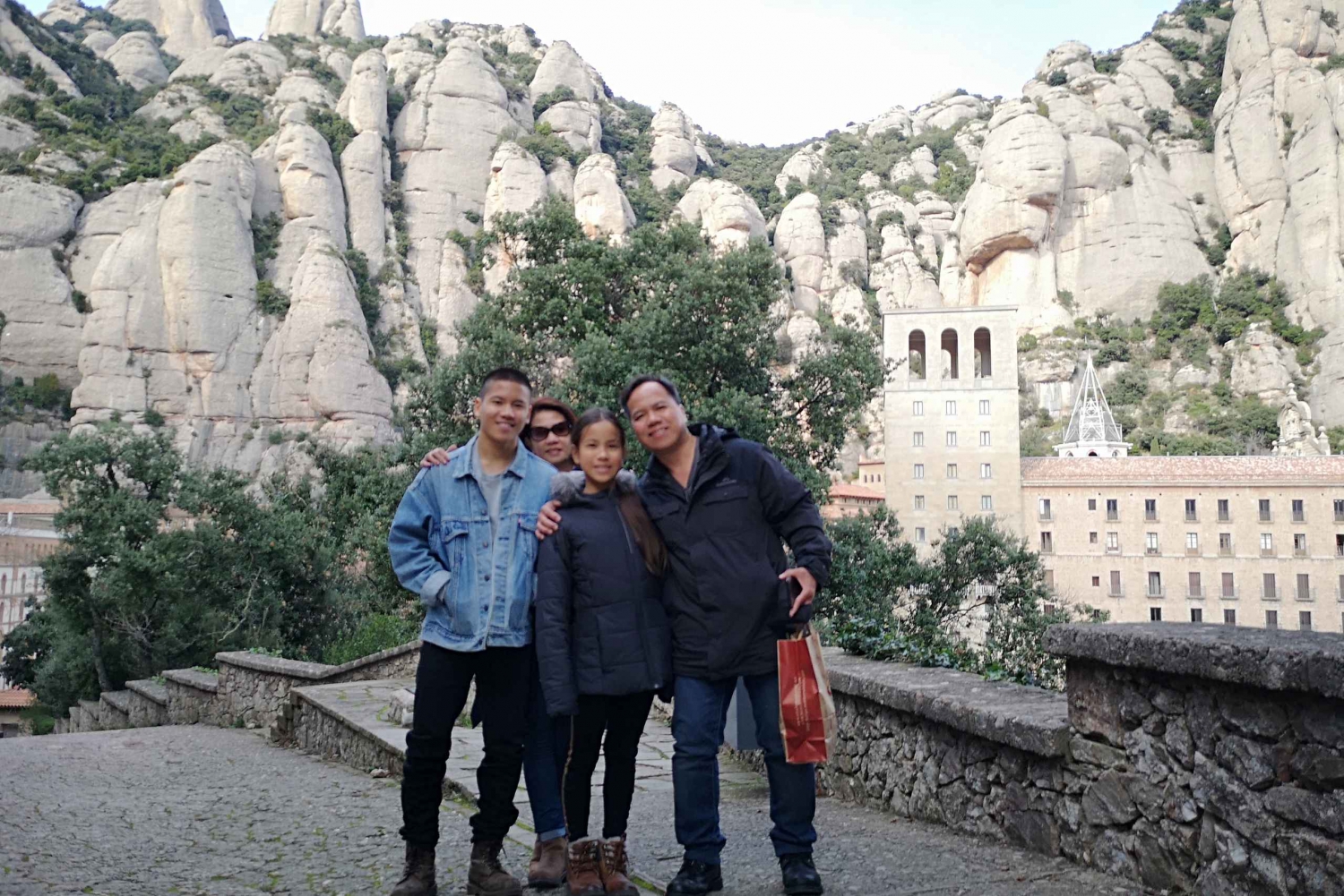 2日間のツアー:ガウディ、サグラダファミリア、モンセラット、葡萄畑