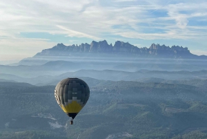 Vuelo en globo: vista panorámica de Montserrat y Transporte desde Barcelona