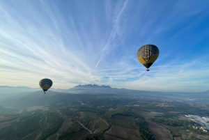 Vuelo en globo: vista panorámica de Montserrat y Transporte desde Barcelona