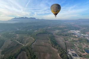 Vuelo en globo: vista panorámica de Montserrat y Transporte desde Barcelona
