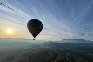 Vuelo en globo: vista panorámica de Montserrat y Transporte desde Barcelona