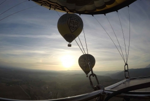 Vuelo en globo: vista panorámica de Montserrat y Transporte desde Barcelona