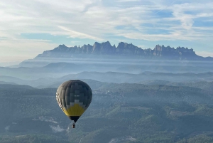 Volo in mongolfiera: vista panoramica di Montserrat e trasporto da Barcellona