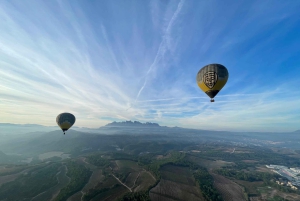 Volo in mongolfiera: vista panoramica di Montserrat e trasporto da Barcellona