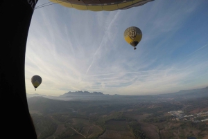 Volo in mongolfiera: vista panoramica di Montserrat e trasporto da Barcellona