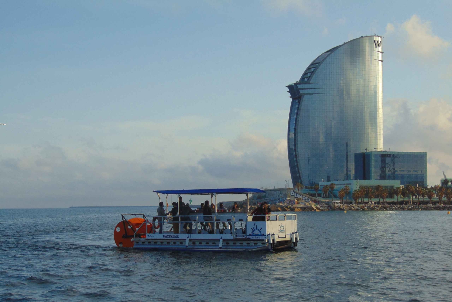 Barcelona: 1,5 horas de passeio particular de barco a pedais