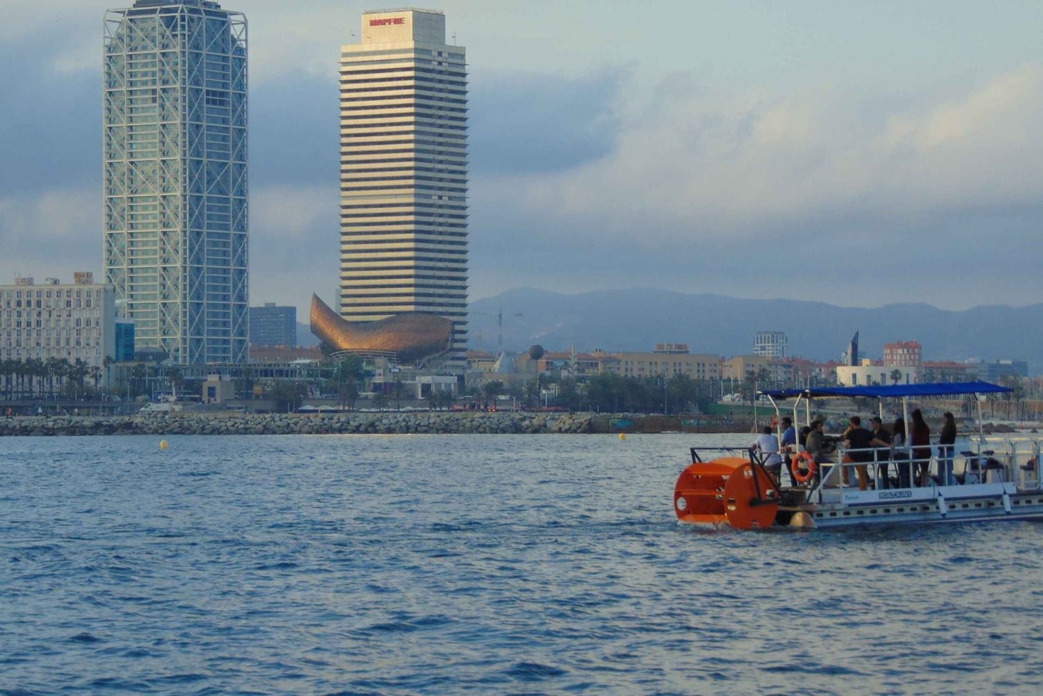 Barcelona: 1,5 horas de passeio particular de barco a pedais